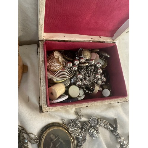 430 - Selection of vintage costume jewellery to include cameo, bracelets etc