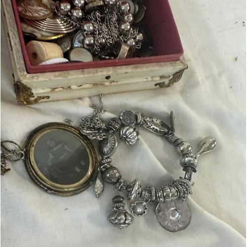 430 - Selection of vintage costume jewellery to include cameo, bracelets etc