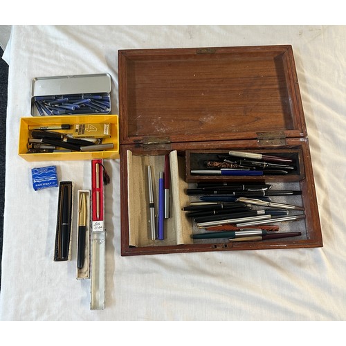 426 - Large selection of assorted fountain pens to include parker mostly spares and repairs