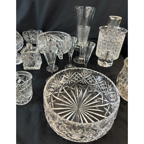 525 - Large selection of vintage and later glassware includes decanter etc