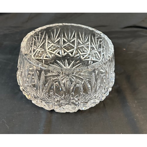 434 - Boxed Webb crystal continental fruit bowl, approximate measurements: Height 3.5 inches, Diameter 7 i... 