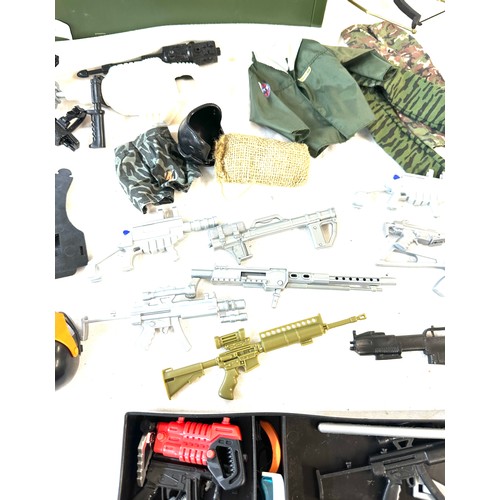 37 - Selection of Vintage Action man accessories to include guns, clothing etc