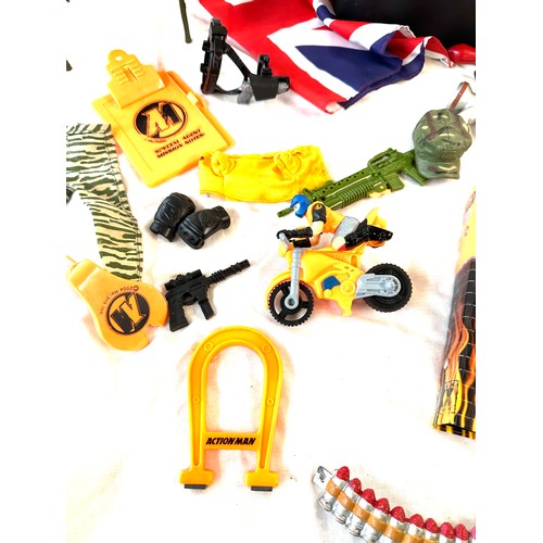 39 - Selection of Vintage Action man accessories to include guns, clothing etc