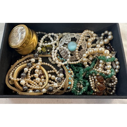 484 - Selection of vintage and later costume jewellery