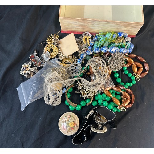 456 - Selection of vintage and later costume jewellery includes brooches, beads etc