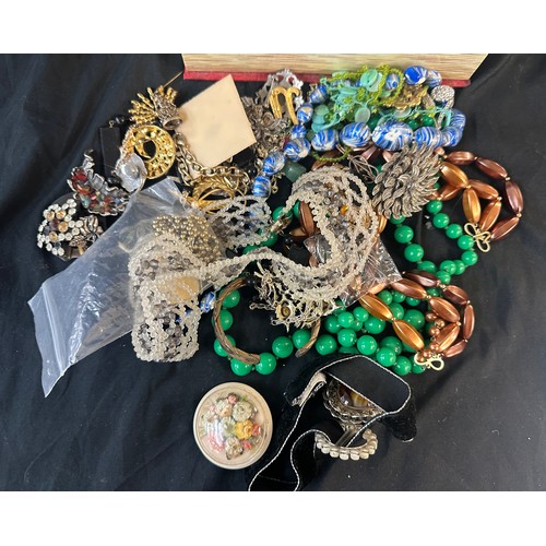 456 - Selection of vintage and later costume jewellery includes brooches, beads etc