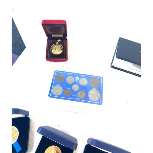 28 - Selection of vintage and later coins includes Medallions, crowns, winston churchill 1874 1974 first ... 