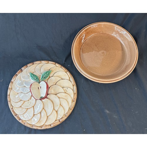 569 - Hand painted ceramic apple pie dish, chip to top, diameter 10.5 inches