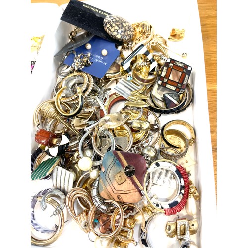 449A - 2 Trays of assorted costume jewellery includes brooches