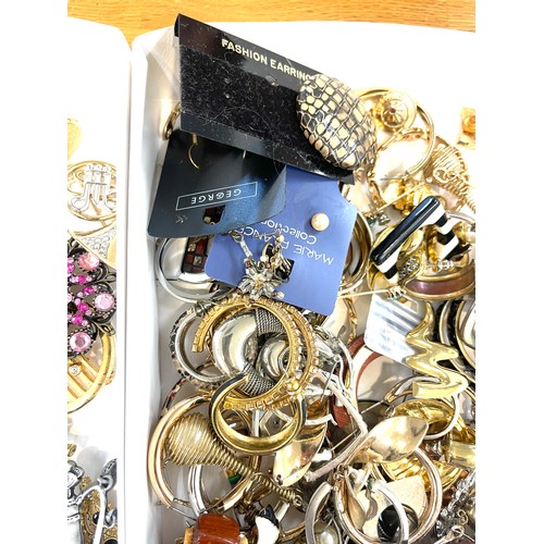 449A - 2 Trays of assorted costume jewellery includes brooches