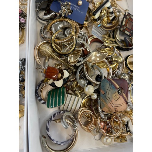 449A - 2 Trays of assorted costume jewellery includes brooches