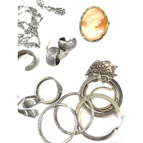 522 - Tray of silver and costume jewellery includes silver and marcasite, earrings, cameo