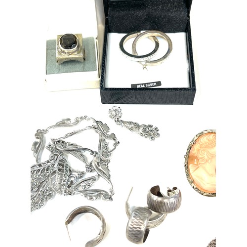 522 - Tray of silver and costume jewellery includes silver and marcasite, earrings, cameo