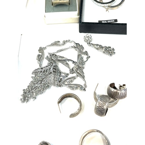 522 - Tray of silver and costume jewellery includes silver and marcasite, earrings, cameo