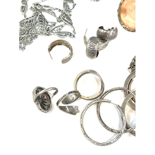 522 - Tray of silver and costume jewellery includes silver and marcasite, earrings, cameo