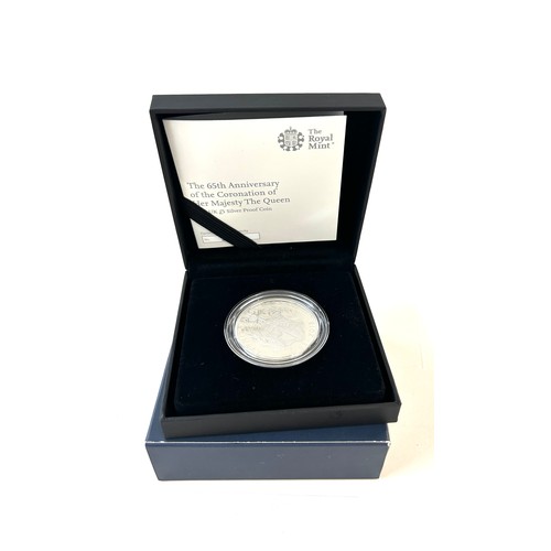 521 - The Royal Mint The 65th anniversary of her majesty the Queen denomination £5, 28.28 grams, 38.61mm, ... 