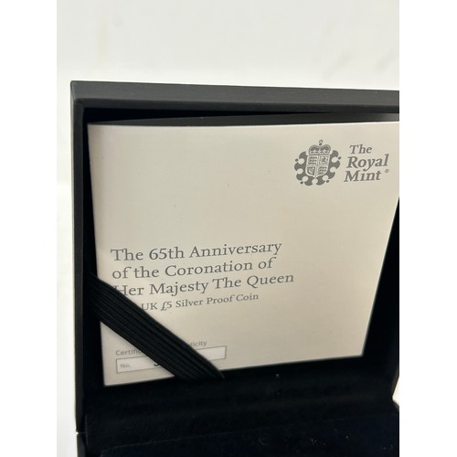 521 - The Royal Mint The 65th anniversary of her majesty the Queen denomination £5, 28.28 grams, 38.61mm, ... 