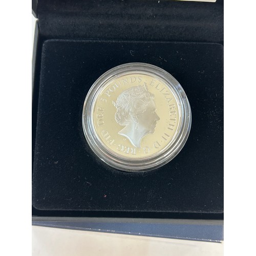 521 - The Royal Mint The 65th anniversary of her majesty the Queen denomination £5, 28.28 grams, 38.61mm, ... 