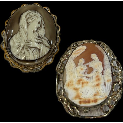 436 - 2 Large cameo brooches in yellow metal