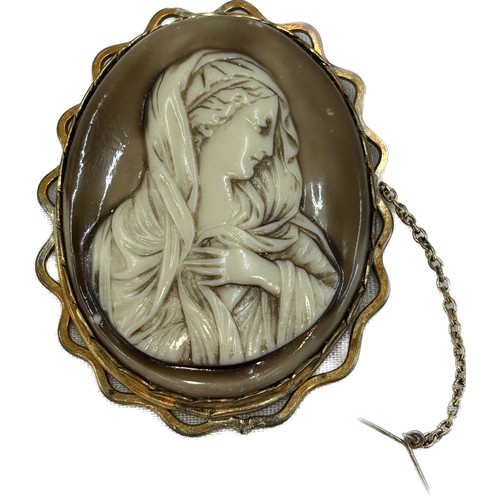 436 - 2 Large cameo brooches in yellow metal