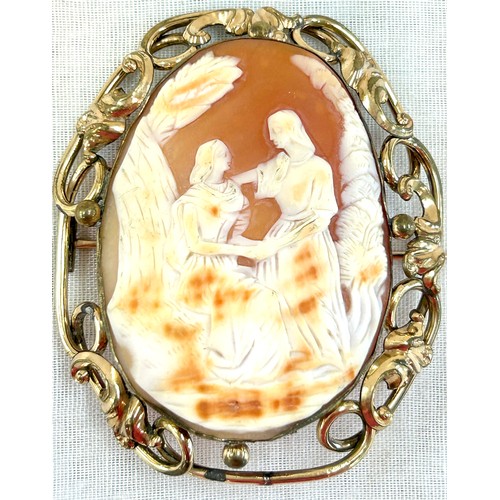 436 - 2 Large cameo brooches in yellow metal