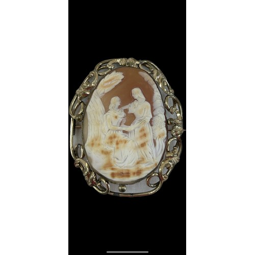 436 - 2 Large cameo brooches in yellow metal