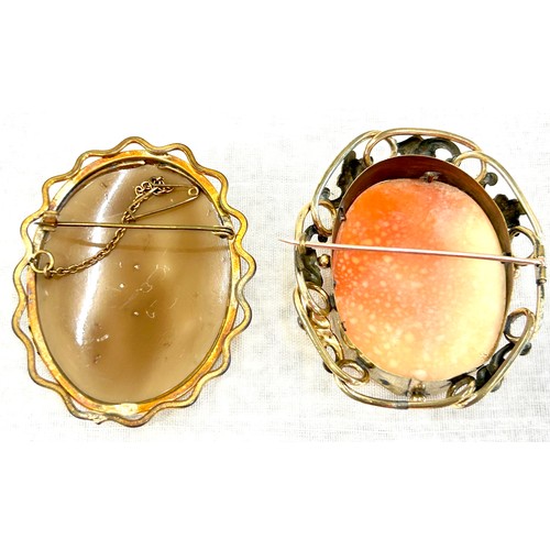 436 - 2 Large cameo brooches in yellow metal