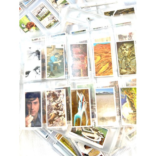 261 - Large selection of vintage cigarette cards to include Wills, Wonders of Wildlife, Brookbond etc