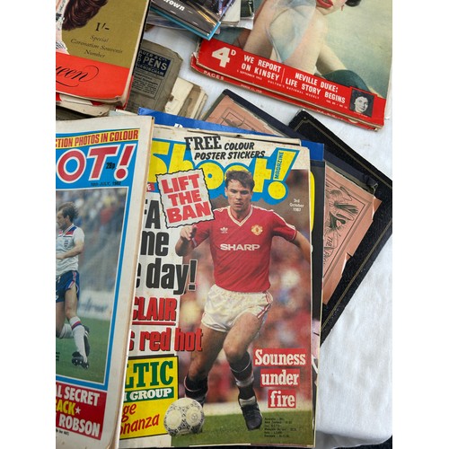 262 - Large selection of various vintage magazines to include sports, vehicles etc
