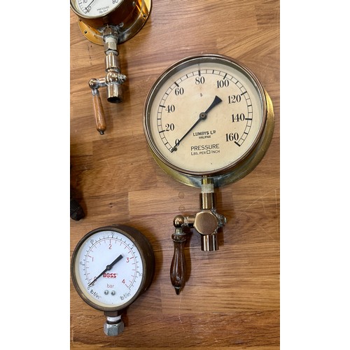 72 - Selection of vintage brass gauges to include Oxy gauges, pressure gauges etc