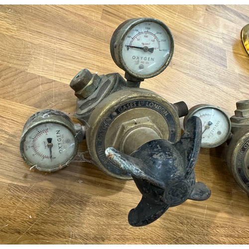 72 - Selection of vintage brass gauges to include Oxy gauges, pressure gauges etc