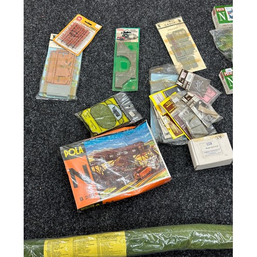 233 - Large selection of miniature building kits, foliage to include Hornby railway guides, Peko accessori... 