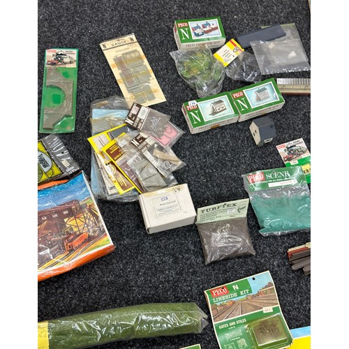 233 - Large selection of miniature building kits, foliage to include Hornby railway guides, Peko accessori... 