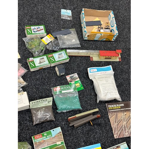 233 - Large selection of miniature building kits, foliage to include Hornby railway guides, Peko accessori... 