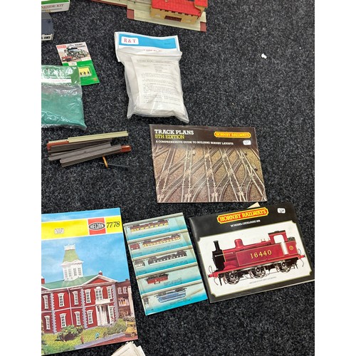 233 - Large selection of miniature building kits, foliage to include Hornby railway guides, Peko accessori... 