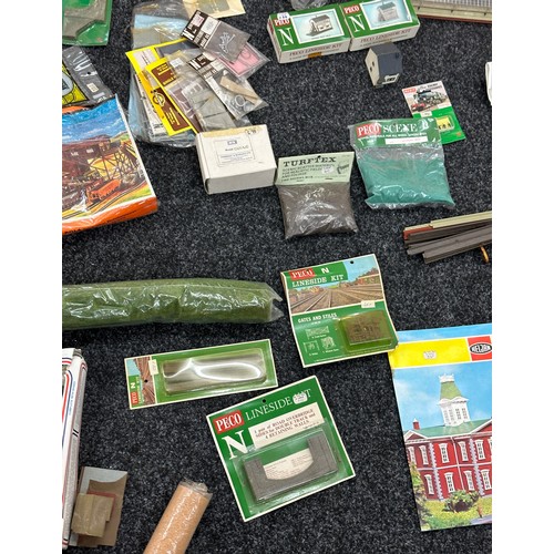233 - Large selection of miniature building kits, foliage to include Hornby railway guides, Peko accessori... 