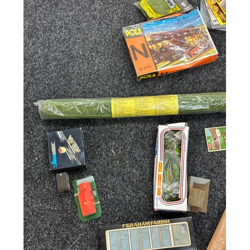 233 - Large selection of miniature building kits, foliage to include Hornby railway guides, Peko accessori... 