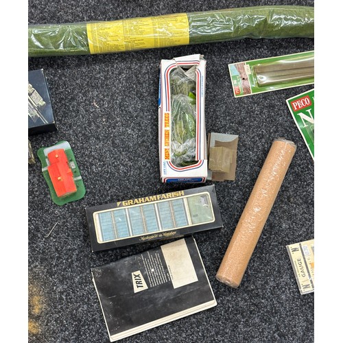 233 - Large selection of miniature building kits, foliage to include Hornby railway guides, Peko accessori... 