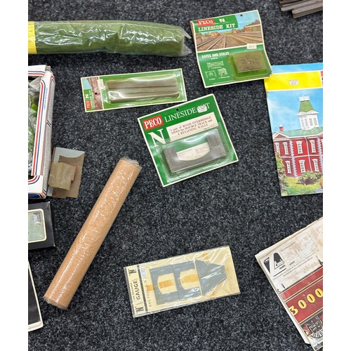 233 - Large selection of miniature building kits, foliage to include Hornby railway guides, Peko accessori... 