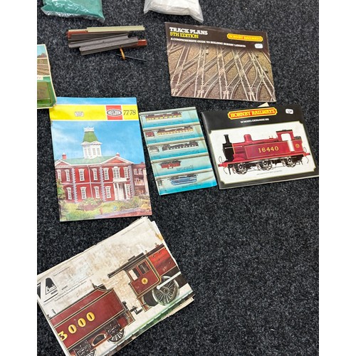 233 - Large selection of miniature building kits, foliage to include Hornby railway guides, Peko accessori... 