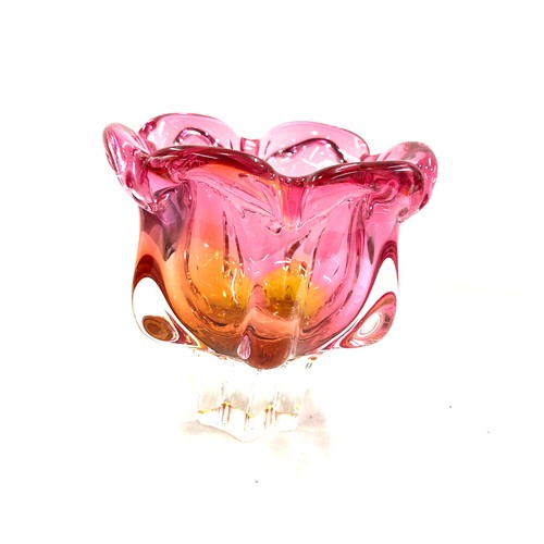 7 - Vintage pink and orange ombre coloured art glass vase measures approx 7 inches tall by 7 inches diam... 