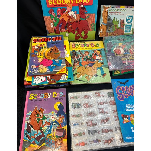 128 - Large selection of childrens vintage Scooby Doo items to include books, jigsaws, stickers etc