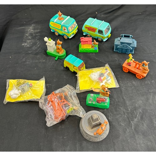 128 - Large selection of childrens vintage Scooby Doo items to include books, jigsaws, stickers etc