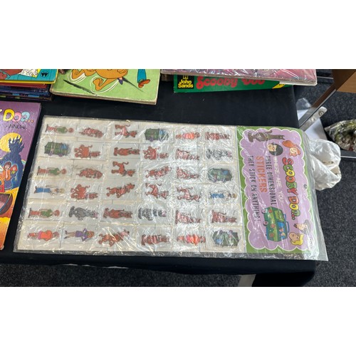 128 - Large selection of childrens vintage Scooby Doo items to include books, jigsaws, stickers etc