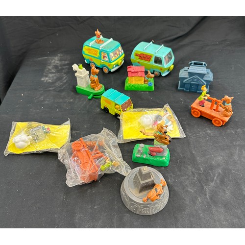 128 - Large selection of childrens vintage Scooby Doo items to include books, jigsaws, stickers etc