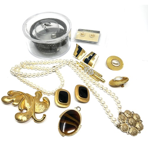 495 - Ten Assorted Branded Jewellery Pieces Including Swarovski (455g)