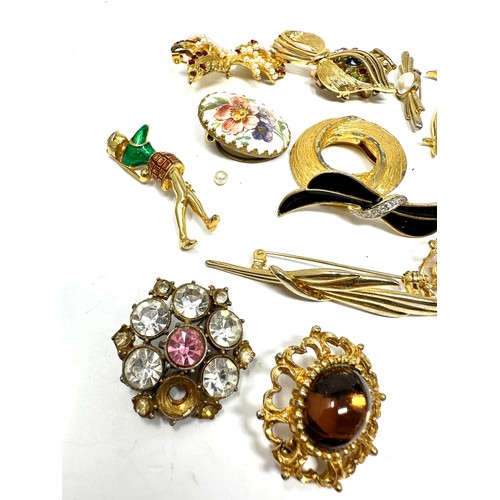 487 - 27 X Assorted Vintage And Retro Brooches (365g)