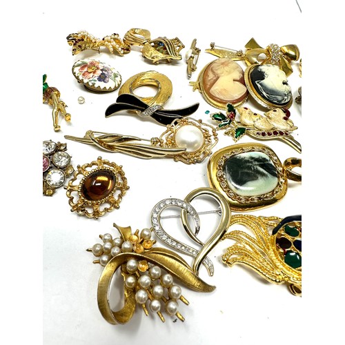 487 - 27 X Assorted Vintage And Retro Brooches (365g)