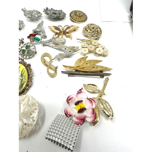 488 - 25 X Assorted Vintage And Retro Brooches (308g)