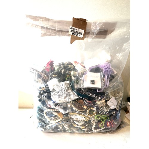 484 - 10kg UNSORTED COSTUME JEWELLERY inc. Bangles, Necklaces, Rings, Earrings.